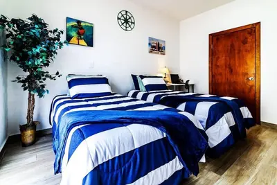 Image de Chic Home, Security, King Bed, Wheelchair Access, WiFi, Hot tub