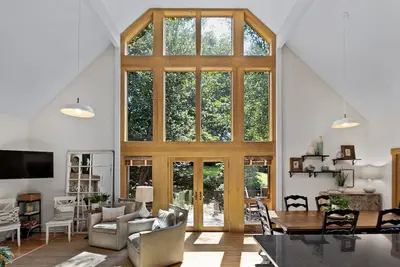 Image de Light Filled Cabin With Cottage Charm! Mini-Farm!