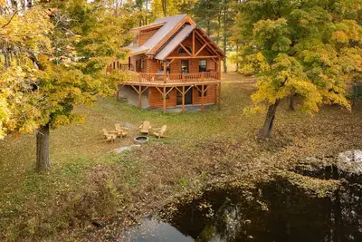 Image de Authentic Adirondack Log Cabin with a Pond View