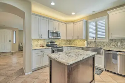 Bright Phoenix Home w\/ Private Outdoor Pool!