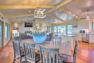 Image de Lake View ‘Tangled at Texoma’ Home w\/ Hot Tub!