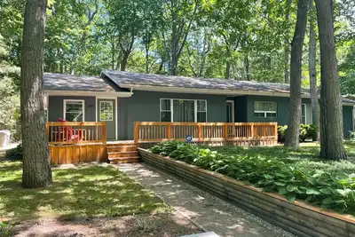 Image de Updated Cottage in Southcott Pines, Grand Bend. Steps to Sun Beach