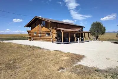 Log Farmhouse, tranquility by Lone Pine - 6 mins from Downtown!