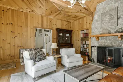 Image de The Bird Coop | Gorgeous Large Home 5 Minutes to Main Street