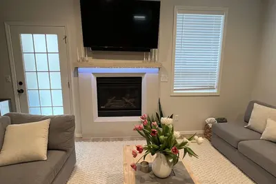 Image de Newly Remodeled Modern Home in a quiet area- Center of Vancouver!