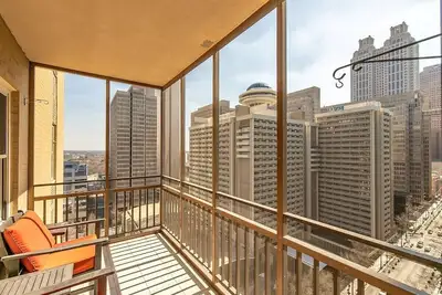 Image de High Rise Downtown Condo with Skyline View