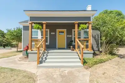 Image de House and Bungalow with Sunny Courtyard