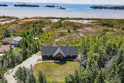 Image de Huronia Luxury: Lakefront Views & Game Room!