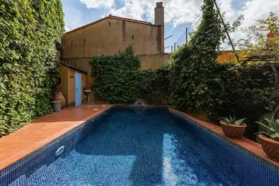 Image de Maison de vacances 'Can Sebrià' avec vue sur les montagnes, piscine et Wi-Fi.