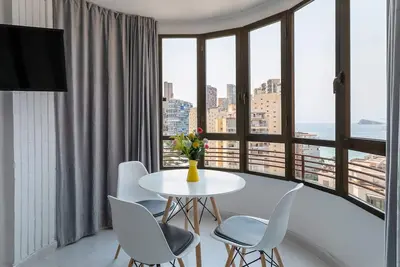 Image de Appartement de vacances de luxe à Coblanca avec vue sur la mer, piscine partagée et Wi-Fi.