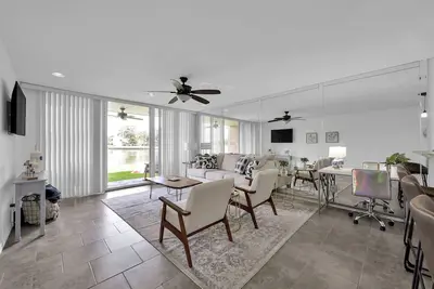 Image de Luxury Romantic Lakefront Condo walking distance to restaurants & boat access