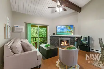 Image de Top-Floor Condo—Covered Parking, Community Pool, and Stunning Golf Course Views!