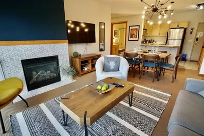 Image de Vista Splash- hot tub, pool, free parking, view, 2br, sleeps 6 -L202