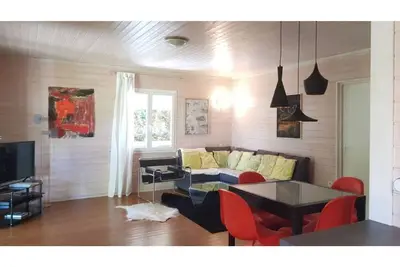 Image de Chalet dans un parc fleuri, 3 minutes de la plage!