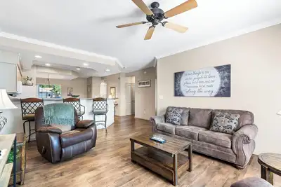 Image de Spacious Walk-in Golf Condo with All-Seasons Sunroom and Course View