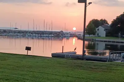 Image de Beautiful sunrises waterfront condo with boat docking on backyard
