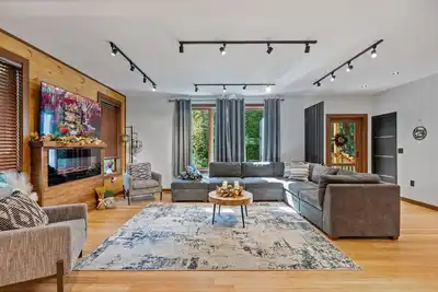 Image de Pocono Riverfront House for big groups near Camelback Resort with hot tub