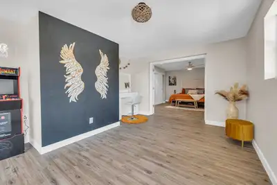 Image de Designer House in Quiet Neighborhood w/Pool Waterfall/Custom Artwork! !