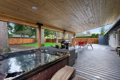 Image de Cheerful 4 bedroom home  one level with hot tub and park like feel