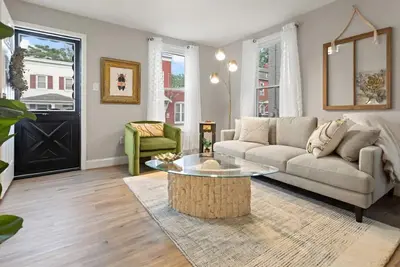 Image de Sunshine House -Cheerful 2br/2. 5Bath Detached Home