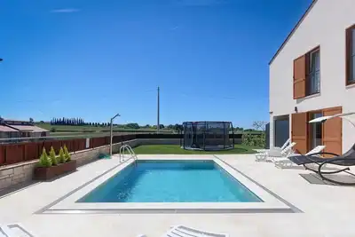 Image de Brand New Modern apartment for 4+2 guests with shared pool