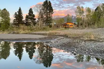 Image de Island House on Yellowstone River with beach and fishing out back door: