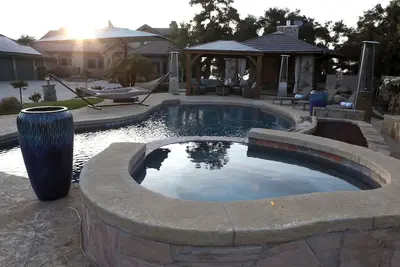 Image de Spa Sancturay Pool, Hot Tub, Cold Plunge, Far Infrared Sauna, Steam Shower.