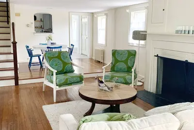 Image de Heart of downtown, walk to harbor, Martha’s Vineyard ferry, bikeway and beach!