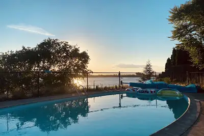 Image de Spacious 4 bedroom lakefront house: with private dock and pool.