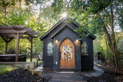 Image de Enchanted creekside chapel right in the heart of Alpharetta!