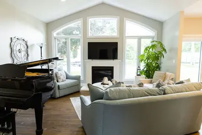 Image de Elegant Three Bedroom Home with lake view and a hot tub