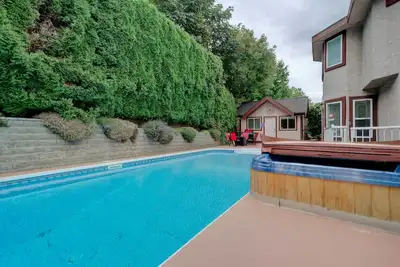 Image de Large 8 Bdrm, Ac, sleeps 22, pool, hot tub, pool table