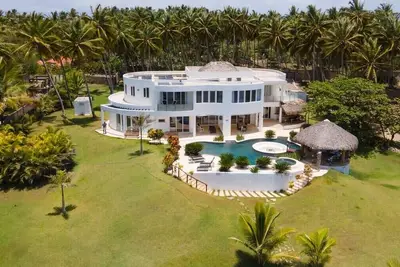 Image de Breathtaking Private 5 Br Oceanfront Oasis