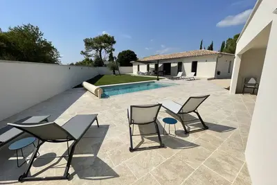 Image de Villa avec piscine privée, jardin, près d'Uzès