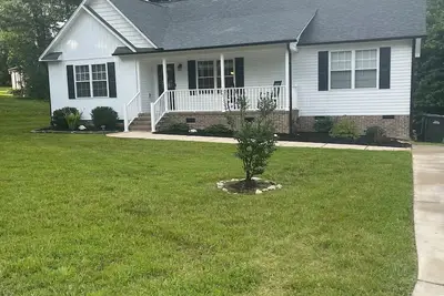 Image de Beautiful, Newer Jamestown 3 Bedroom House