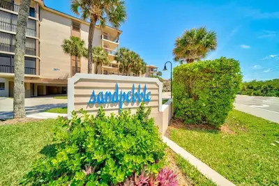 Image de Renovated First Floor Beach Front! 2/2 Condo