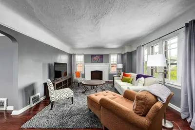 Image de Cozy Apartment in Safe Area ~ 15 min from Cleveland Clinic ~ Long Stays Welcome