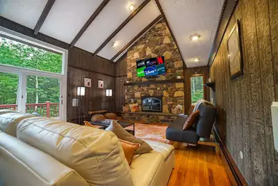 Image de Fall Lodge Retreat: 3-Acre, Hot Tub & Firepit