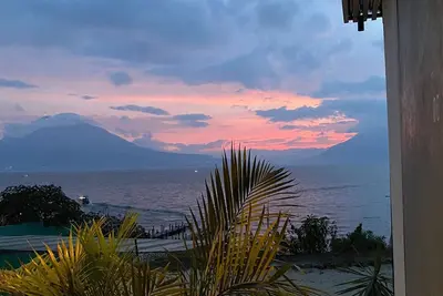 Image de Intimate Lake-Side Cabins--- 2 min from clubs, Private Beach