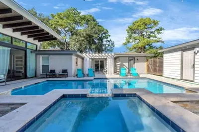 Image de Paradise Retreat: Heated Pool, Jacuzzi & 75” Tv