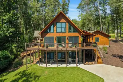 Image de Lake Keowee l Waterfront  Log home with dock  and only 20 min to Clemson