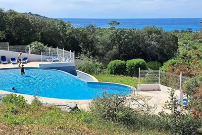 Image de Rez-de-jardin, climatisé, plage à 200m et piscine.