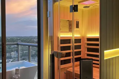 Image de Couples/Friends/Family Wellness Retreat Stay | Sunset Views | Lady Bird Lake