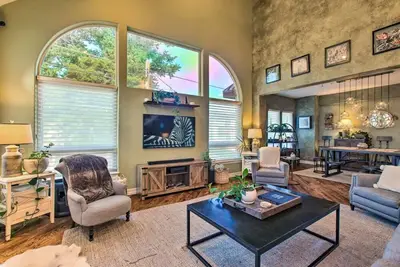 Image de Luxury Cherry Creek Retreat w\/2 Patios in Affluent Neighborhood