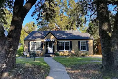 Image de Entire Cozy Cottage Historical Tyler Azalea District