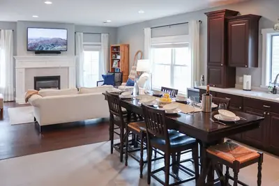 Image de Trail’s End: Large, modern, 10min walk to town, ultra-fast Wi-Fi, heated floors!