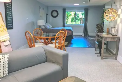 Image de King Large Cozy Studio • Kitchen • W/D | Sleeps 4\n