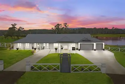 Image de Soulful Grande Manor with mineral pool on private acres