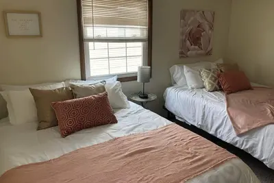 Image de Cozy 2-Bedroom Apartment - Close To It All!