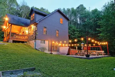 Image de Hidden Gem💎Large Ellicottville Chalet🍁Woods⛷ Hot Tub 🕹️ Arcade Fun 🔥Fire Pit